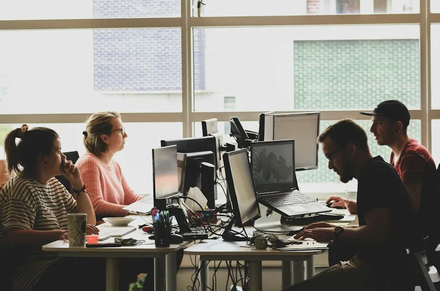 Photo effective employee communication tips